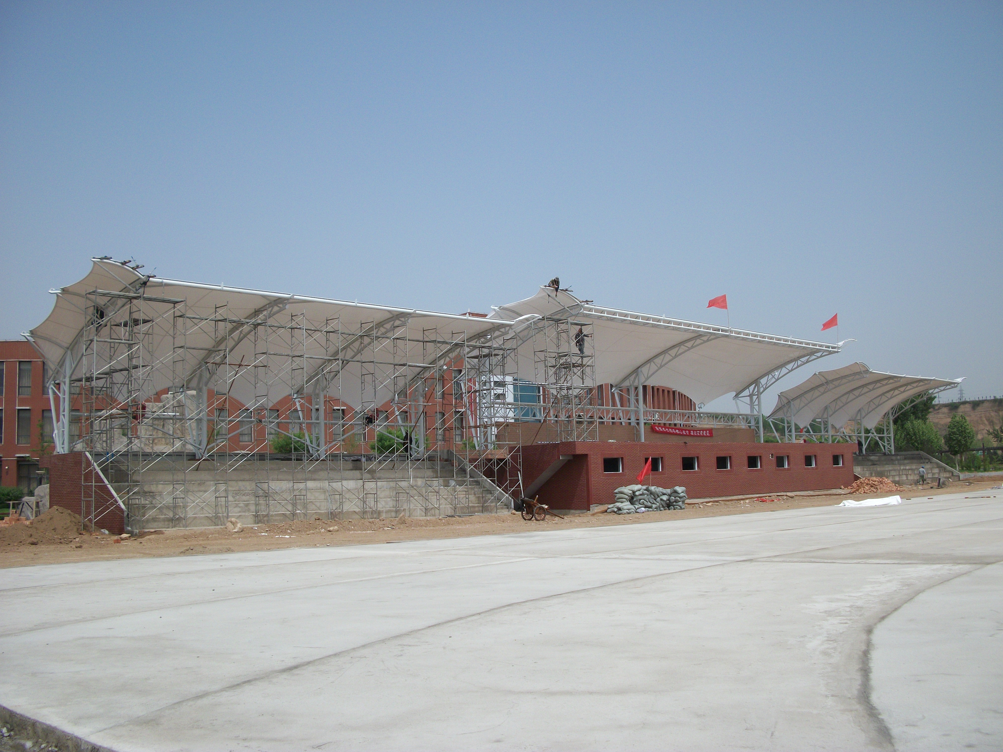 学校膜结构体育看台施工效果图