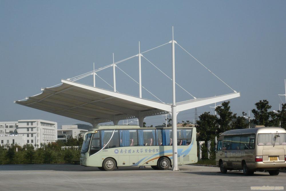 张拉膜结构汽车停车棚实景图