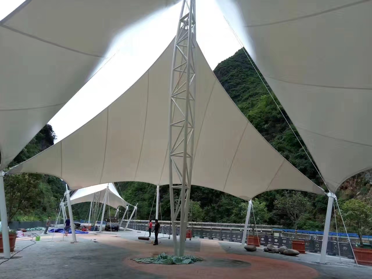 张拉膜结构遮阳棚膜布安装