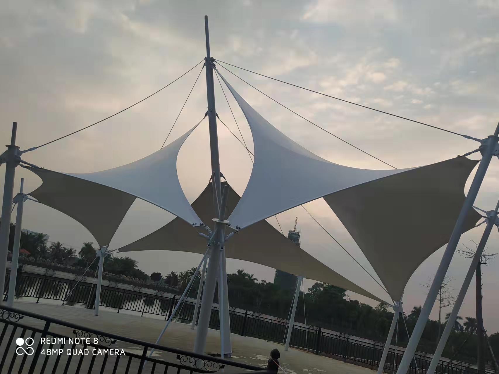 张拉膜结构遮阳棚施工效果图片