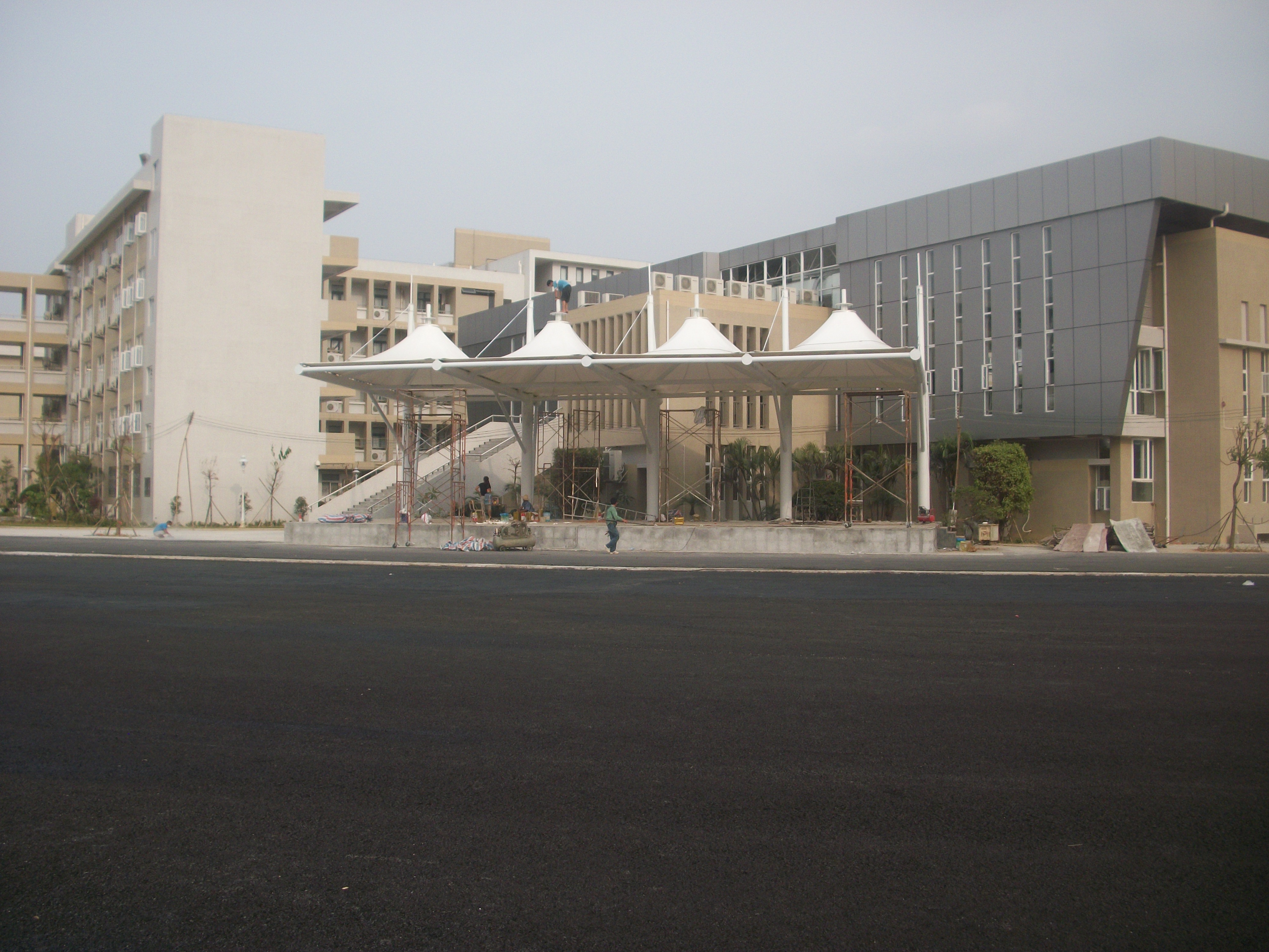 学校体育场膜结构看台施工效果图