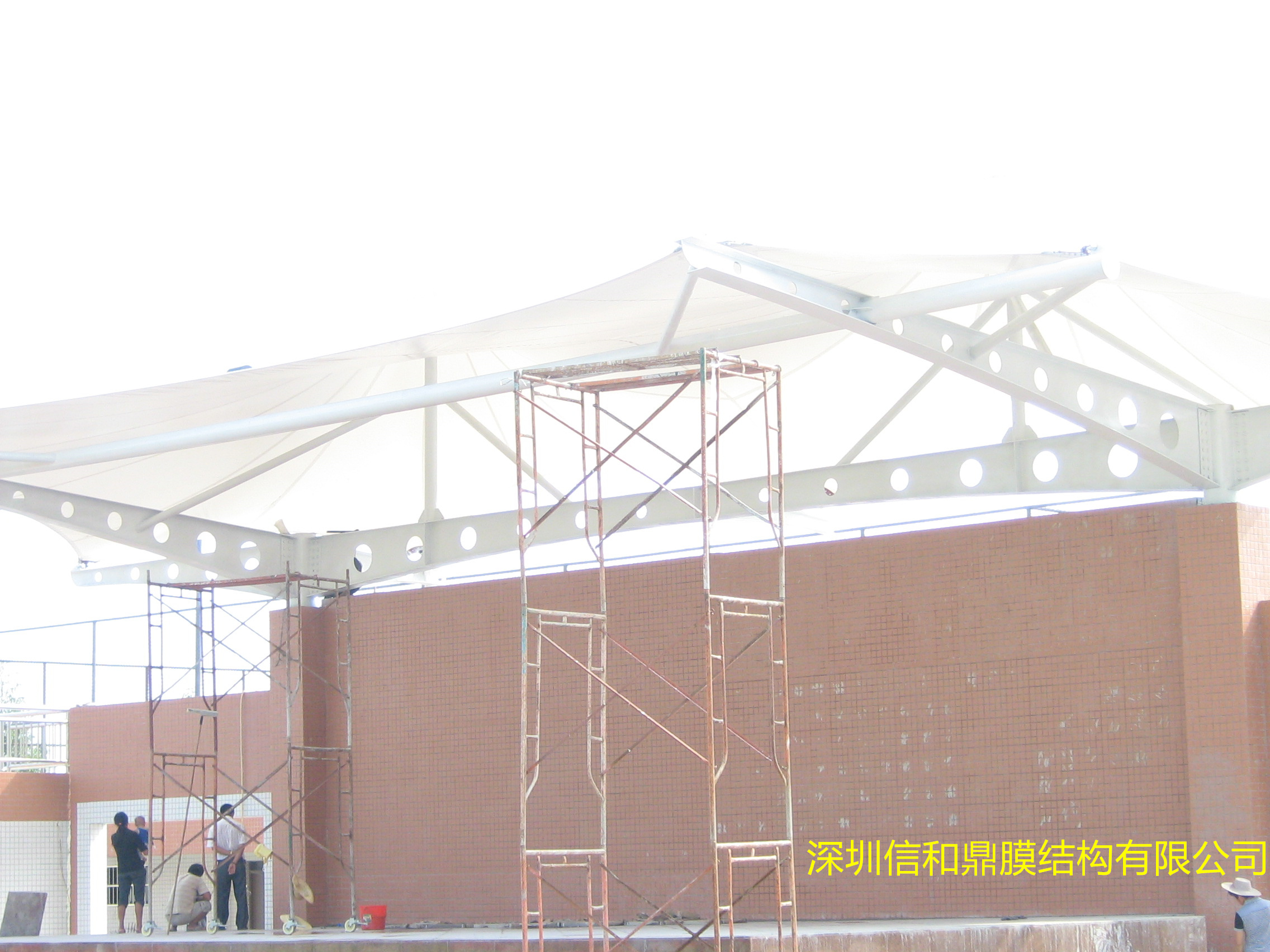 学校体育看台的张拉膜结构遮阳棚