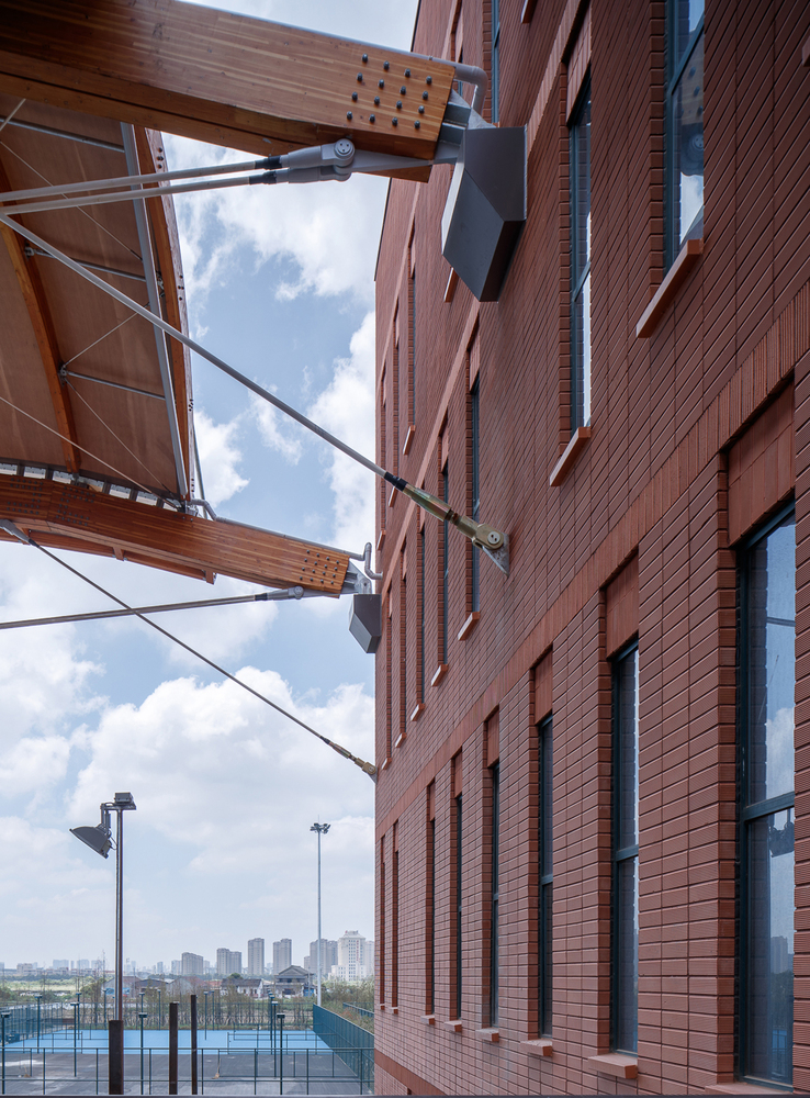 膜结构网球场的钢木部分