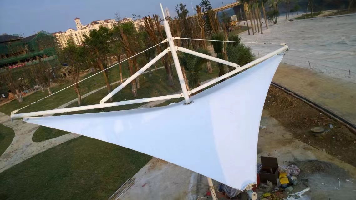 张拉膜结构遮阳棚膜材安装