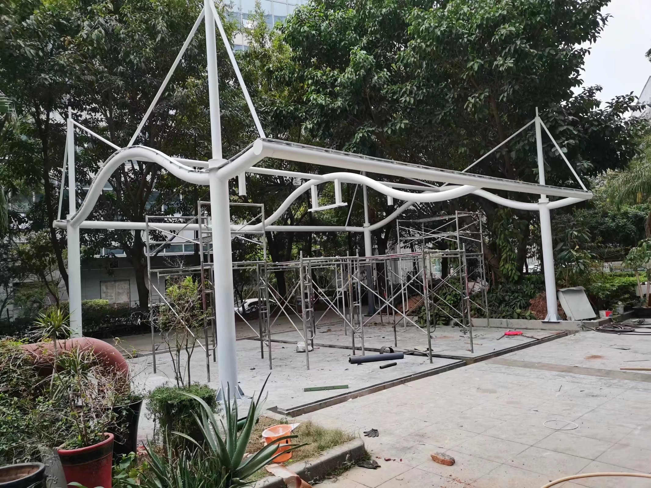 膜结构遮阳雨棚钢构安装图片