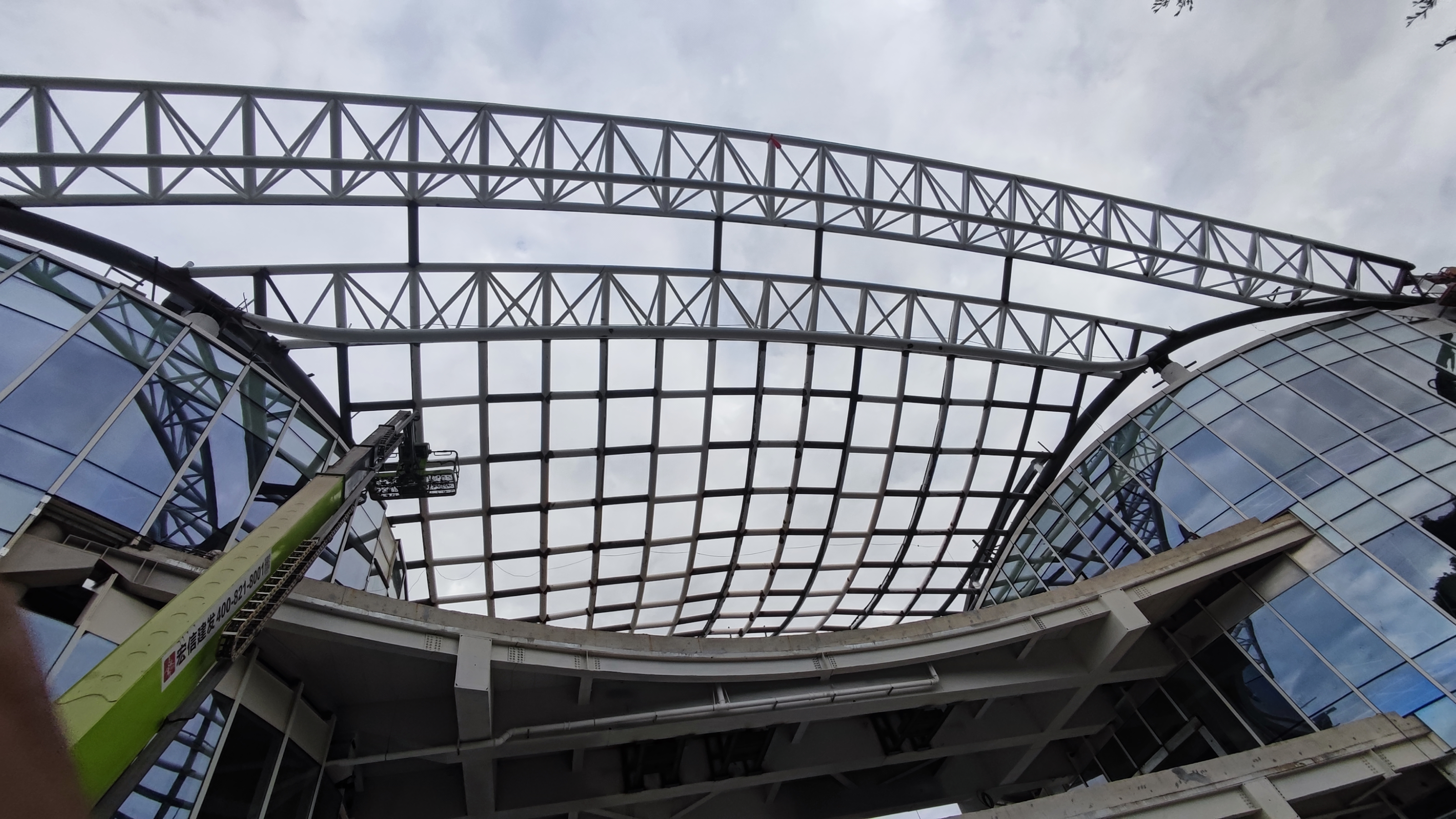 办公楼张拉膜结构遮阳棚施工