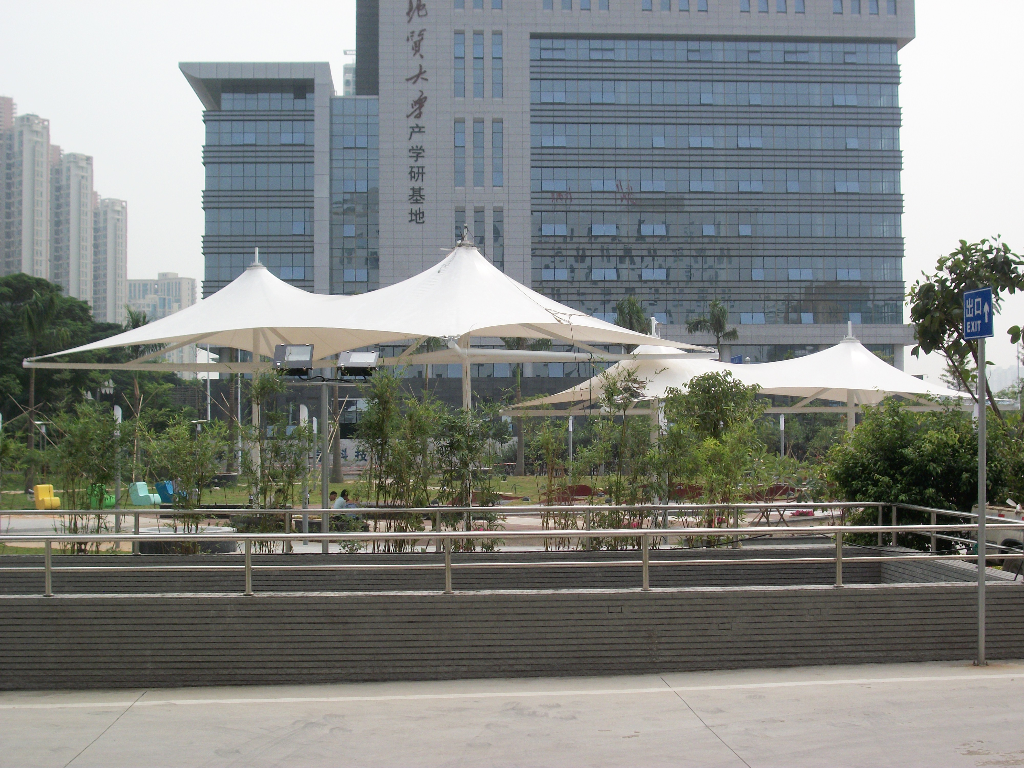 张拉膜结构遮阳棚图片